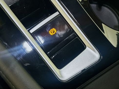 Used 2025 Volkswagen Atlas SE image 23