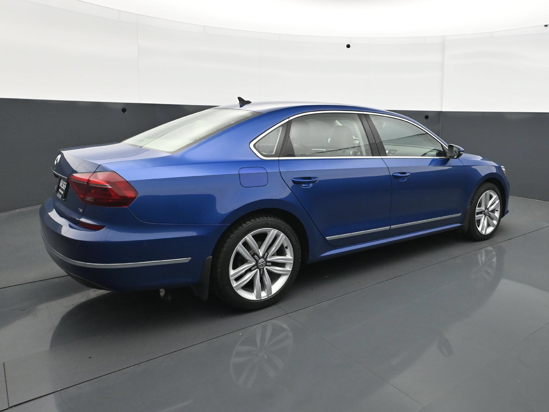 Used 2017 Volkswagen Passat 1.8T SEL Premium FWD image 7