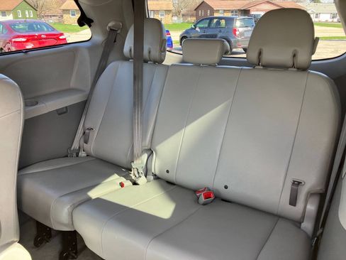 Used 2012 Toyota Sienna XLE FWD image 12