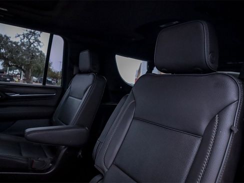 Used 2021 GMC Yukon XL Denali w/ Denali Premium Package image 27