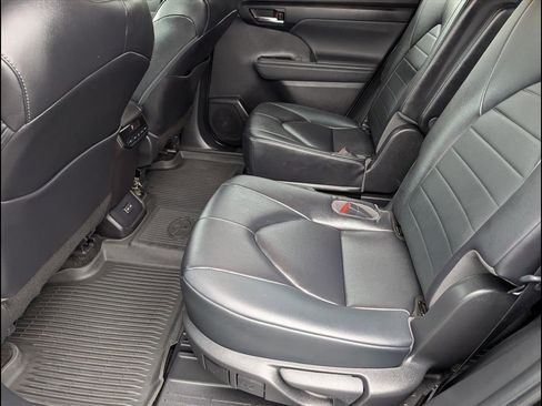 Used 2023 Toyota Highlander XLE image 11