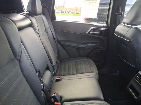 Used 2025 Mitsubishi Outlander SE image 14