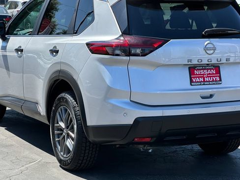 Used 2024 Nissan Rogue S FWD image 5