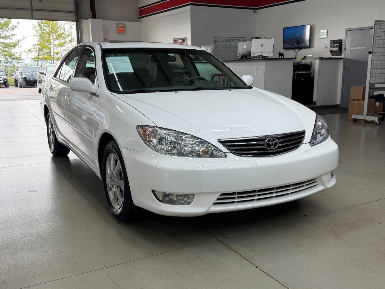 Used 2005 Toyota Camry XLE FWD image 1