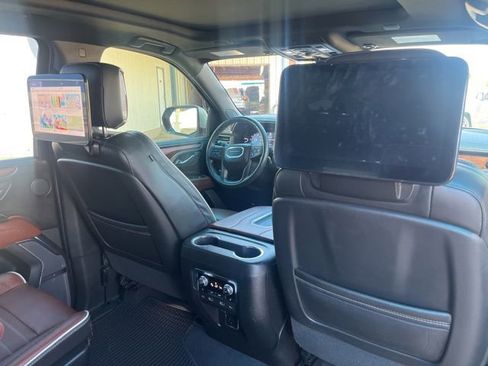 Used 2023 GMC Yukon XL Denali Ultimate AWD/4WD image 11
