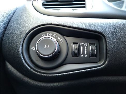 Certified 2022 Jeep Renegade Latitude w/ Convenience Group image 14