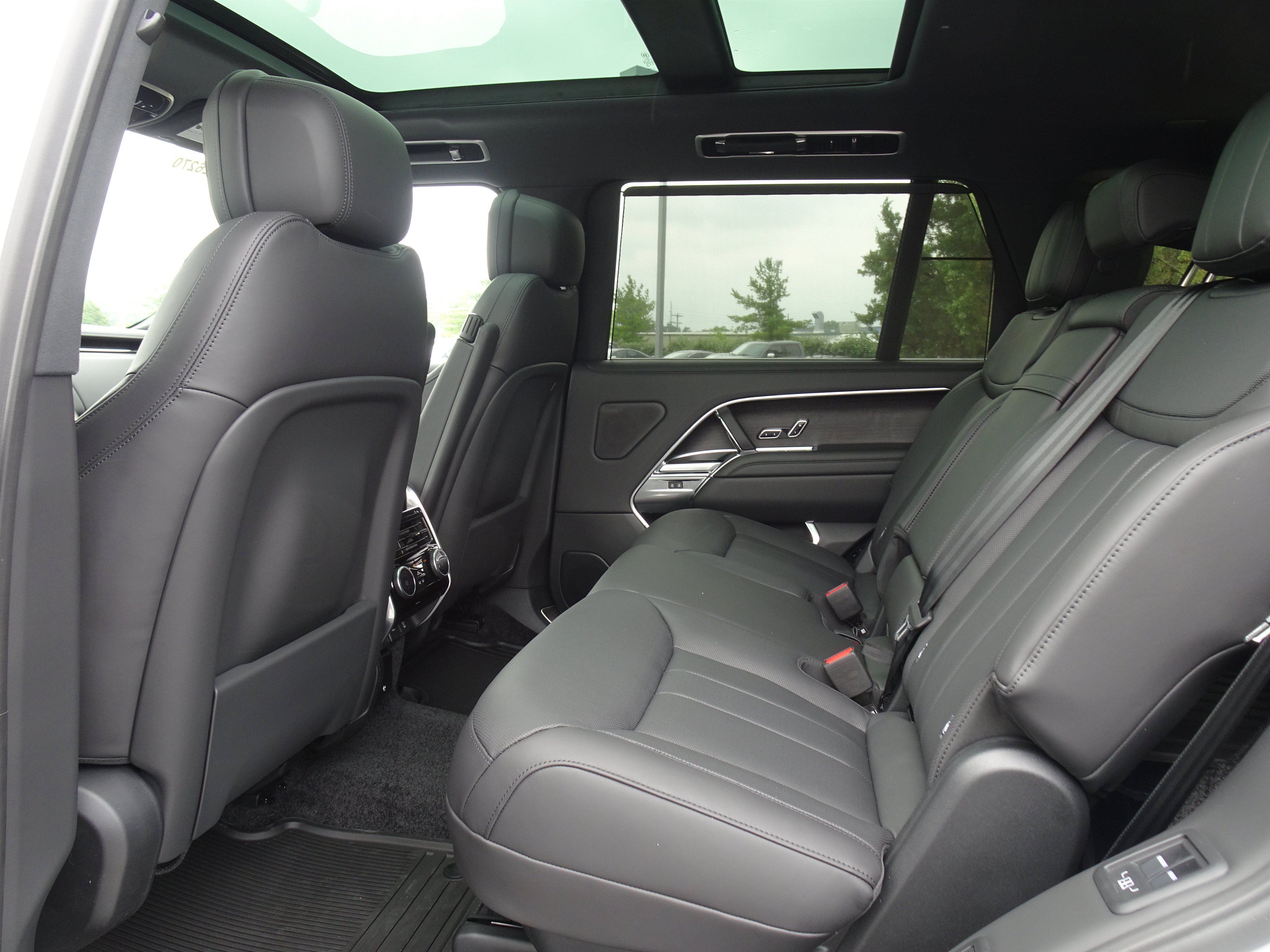 New 2026 Land Rover Range Rover Long Wheelbase SE AWD/4WD image 22