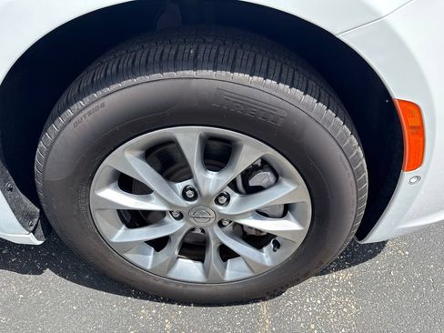 Used 2024 Chrysler Pacifica Touring-L AWD/4WD image 10