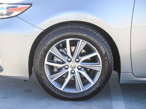 Used 2016 Lexus ES 300h w/ Ultra Luxury Package FWD image 10
