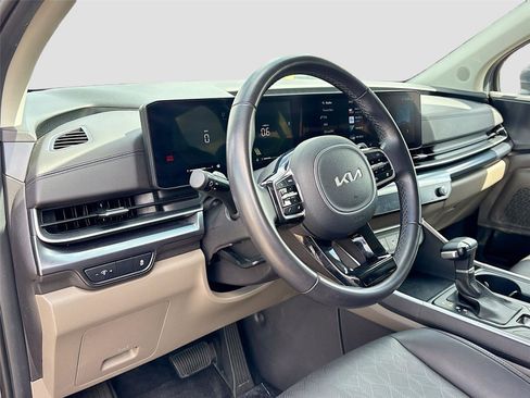 Used 2025 Kia Carnival FWD image 9