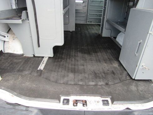 Used 2015 Chevrolet Express 2500 RWD image 25