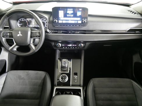 Used 2023 Mitsubishi Outlander SE image 10