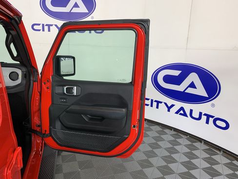 Used 2025 Jeep Wrangler Unlimited Sahara AWD/4WD image 39