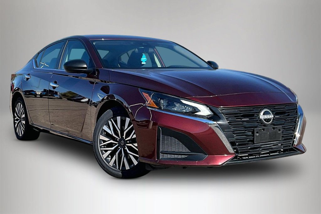 Used 2025 Nissan Altima 2.5 SV FWD image 1