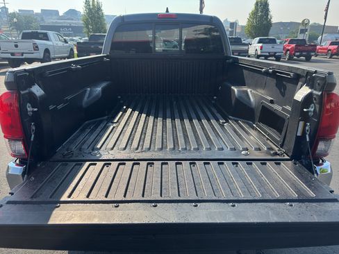 Used 2021 Toyota Tacoma SR5 AWD/4WD image 7