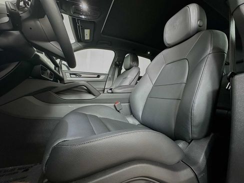 Certified 2025 Porsche Cayenne image 5