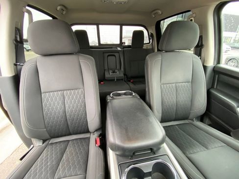 Used 2018 Nissan Titan SV w/ SV Convenience Package image 26