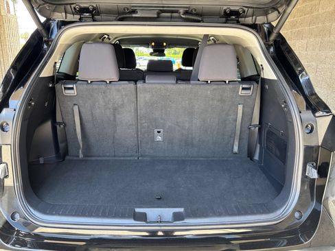 Used 2025 Toyota Highlander LE FWD image 33