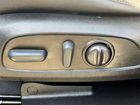 Certified 2023 Chevrolet Traverse LT w/ Rear Camera Mirror Package image 24