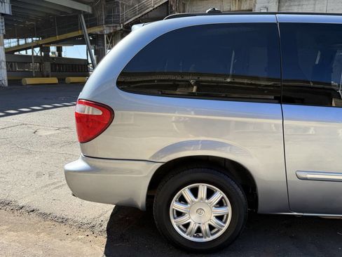 Used 2006 Chrysler Town & Country Touring image 22