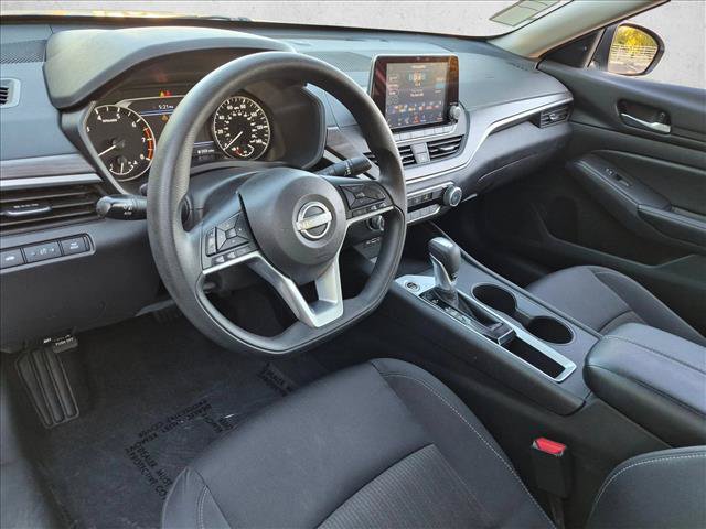 Used 2025 Nissan Altima 2.5 SV FWD image 12