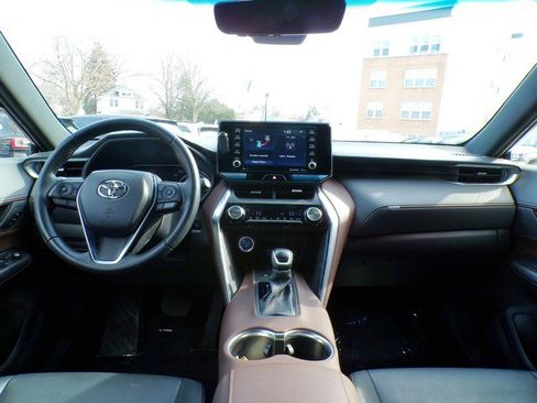 Used 2022 Toyota Venza XLE image 9