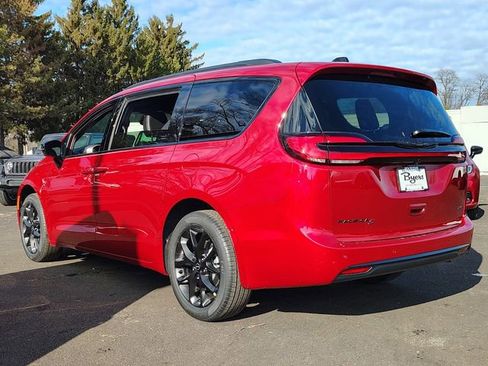 New 2026 Chrysler Pacifica Select w/ S Appearance Package AWD/4WD image 4