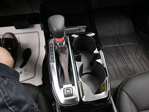 Used 2025 Chevrolet Trax RS FWD image 11