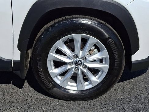 Used 2023 Toyota Corolla Cross LE w/ Moonroof Package image 8