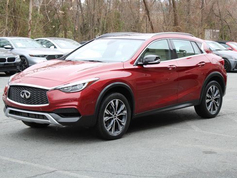 Used 2017 INFINITI QX30 Premium w/ Navigation Package image 3