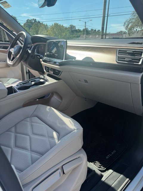 Used 2024 Volkswagen Atlas SE FWD image 16