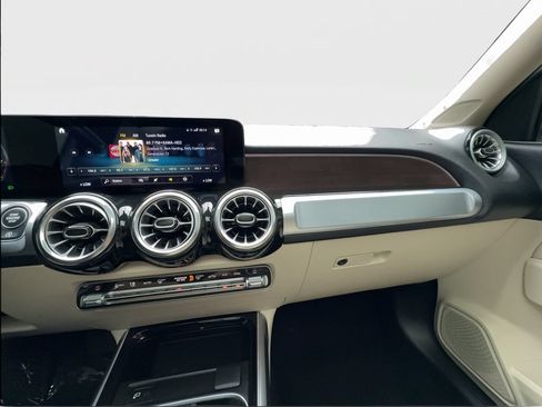 Used 2022 Mercedes-Benz GLB 250 4MATIC w/ Premium Package Lite image 42