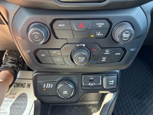 Used 2022 Jeep Renegade Latitude w/ Convenience Group AWD/4WD image 16