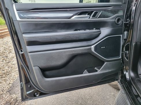 Used 2024 Jeep Wagoneer L 4WD w/ Premium Group I image 18