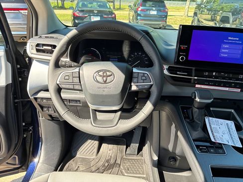 New 2026 Toyota Sienna XLE image 21