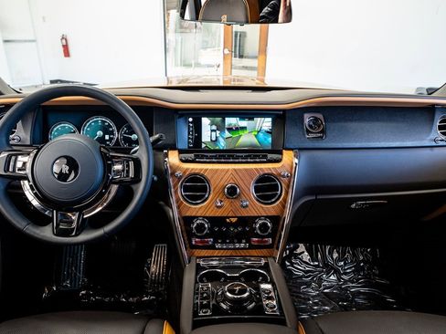 Used 2023 Rolls-Royce Cullinan w/ Cullinan Package image 67