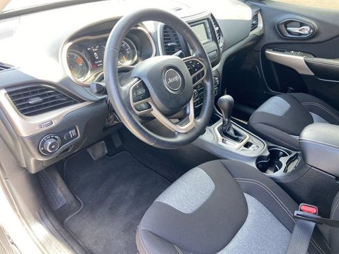 Used 2018 Jeep Cherokee Latitude w/ Safety Group AWD/4WD image 6