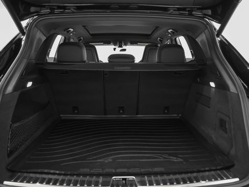 Used 2023 Porsche Cayenne Platinum Edition image 17