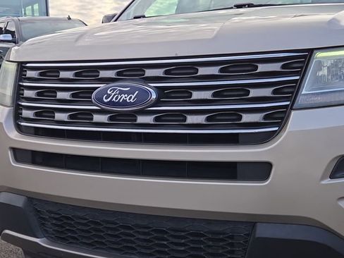 Used 2017 Ford Explorer XLT image 10