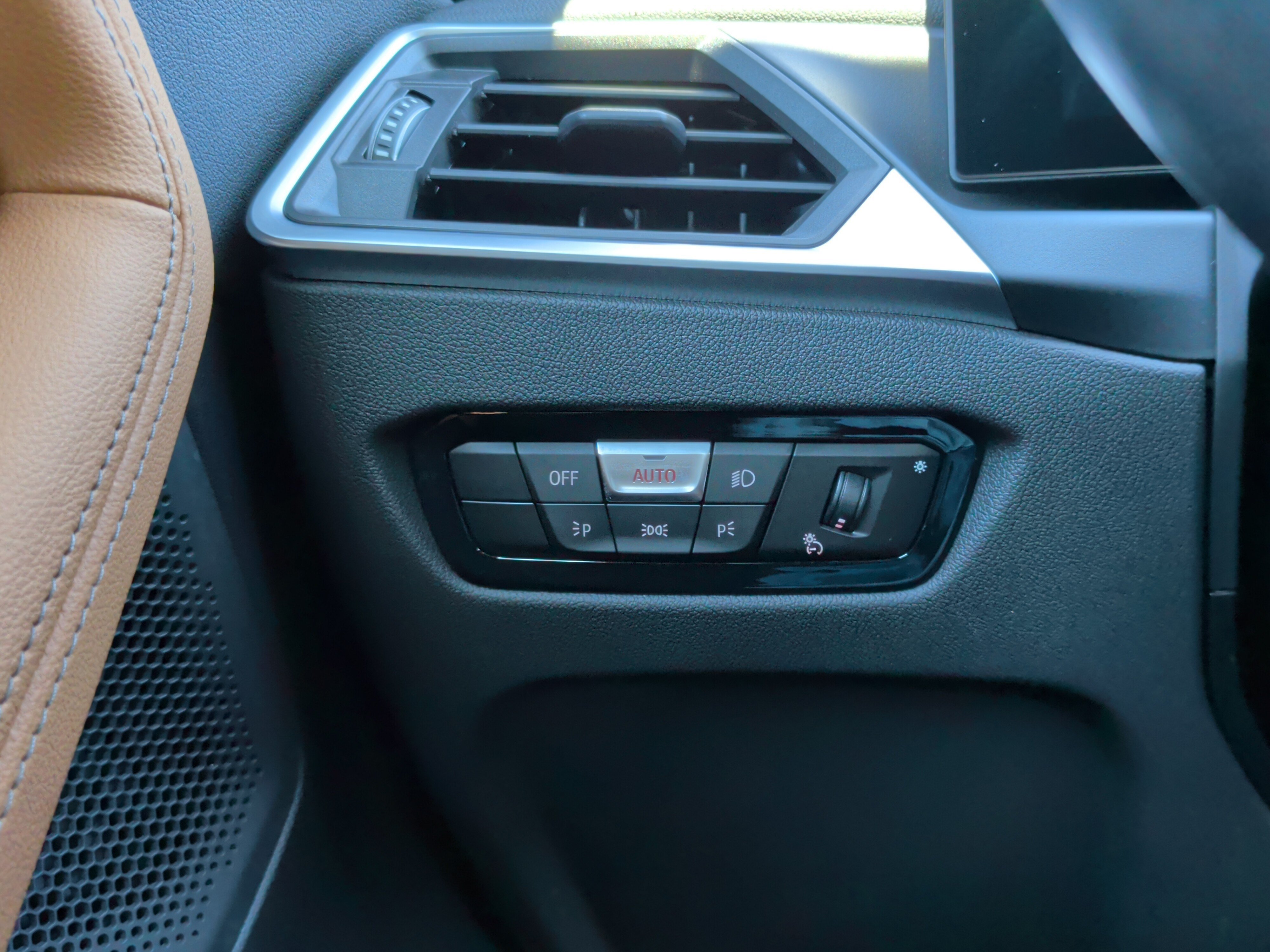 Used 2024 BMW 230i Coupe w/ Premium Package RWD image 25