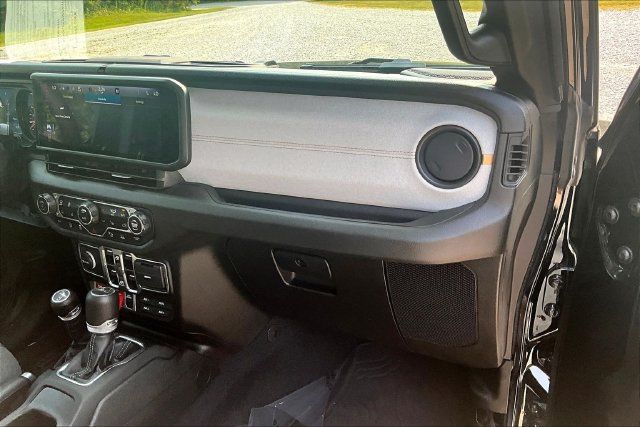 Used 2025 Jeep Gladiator Sport AWD/4WD image 13