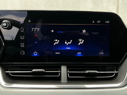 Used 2025 Chevrolet Trax LT image 28