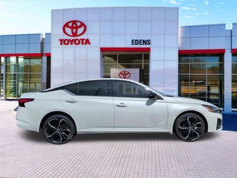 Used 2023 Nissan Altima 2.5 SR w/ SR Premium Package AWD/4WD image 2