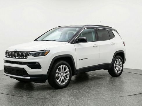 Used 2025 Jeep Compass Limited image 3