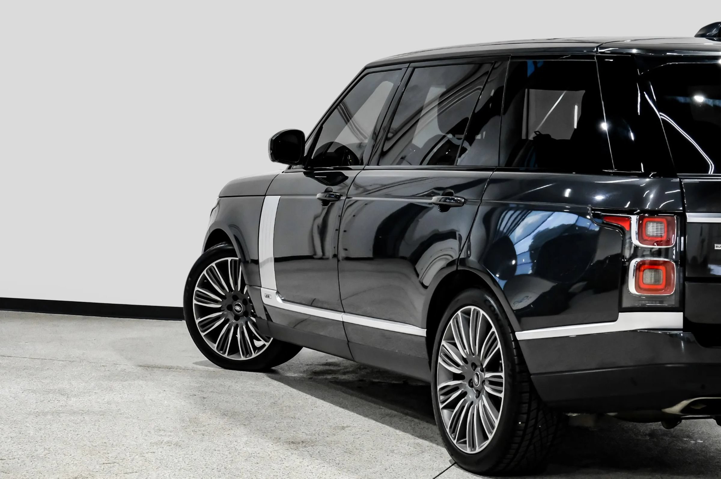 Used 2019 Land Rover Range Rover Long Wheelbase Supercharged AWD/4WD image 14