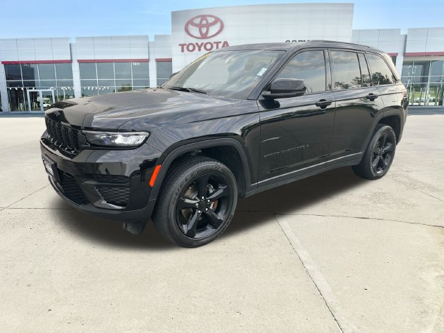 Used 2025 Jeep Grand Cherokee Altitude AWD/4WD image 7