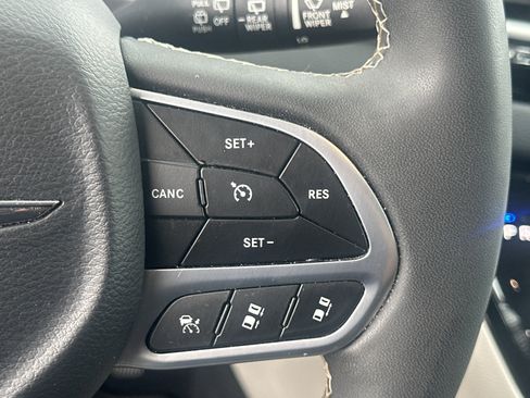 Used 2023 Chrysler Pacifica Touring-L FWD image 24