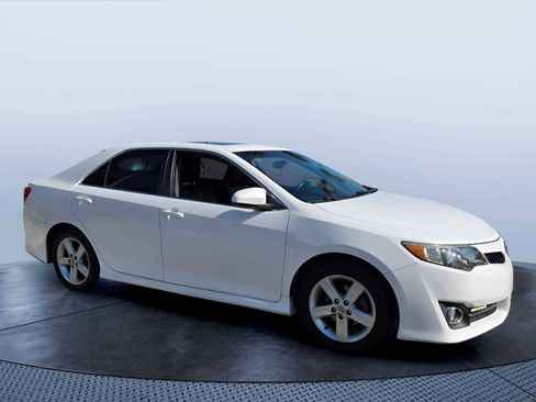 Used 2014 Toyota Camry SE w/ Leather Package FWD image 7