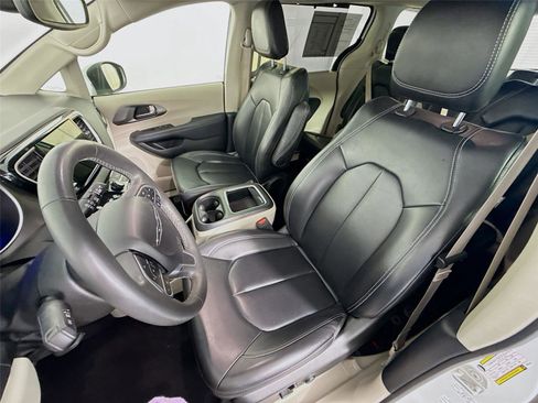 Used 2023 Chrysler Pacifica Touring-L image 2