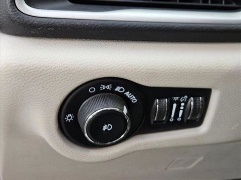 Used 2023 Chrysler Pacifica Touring-L FWD image 23